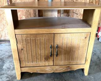 028-GAR: Small TV Cabinet/Entertainment Stand