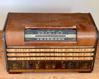 023-BON: Vintage Farnsworth Table Radio Model DT-64