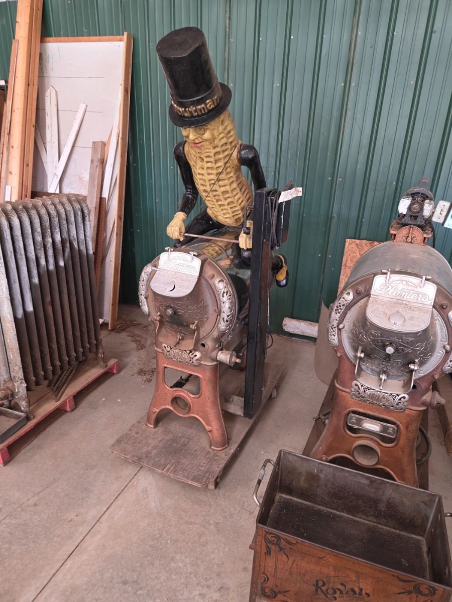 A.J. DEER ROYAL NO. 5 PEANUT ROASTER w/Mr. Peanut Topper