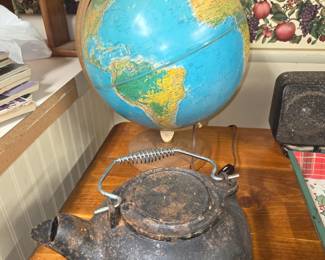 Cast iron pot-Vintage lighted globe