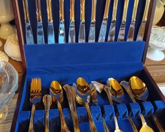 Stainless flatware set