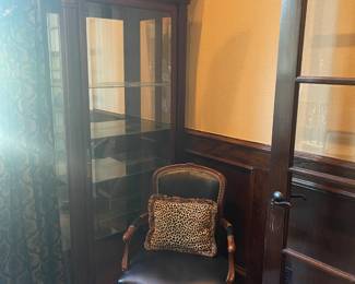 Howard MILLER display cabinet