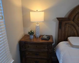 Night stand
Touch lamp