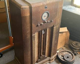 This old radio is beautiful… I wish I had time to clean it up better, but I know it will be a beauty after some pledge and a tiny bit of elbow grease!