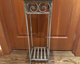 114 MetalFramePlantStandwWovenWickerTop