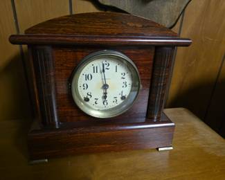 ANTIQUE SETH THOMAS ROSEWOOD MANTLE CLOCK.