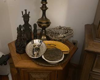 End table, brass lamp