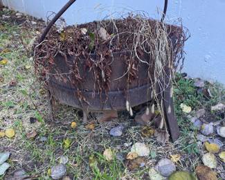 Cast Iron Pot with handle and stand