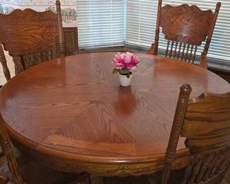 Gorgeous Oak Round Kitchen Table with 6 Chairs. There is one leaf as well.