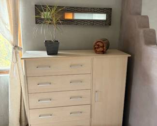 Dresser/cabinet