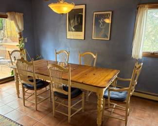 Country Chic dining table with 2 armchairs and 4 side chairs, shown with one leaf in, 1 additional leaf not shown