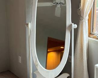 Standing mirror