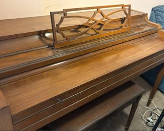 Spinet piano