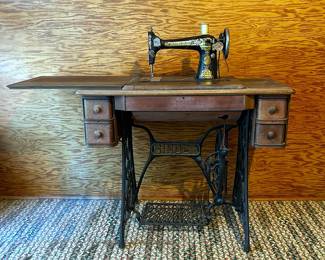Antique Singer Treadle Sewing Machine model 127 made in 1910 in Elizabeth, New Jersey