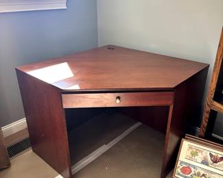 FURNITURE CORNER DESK