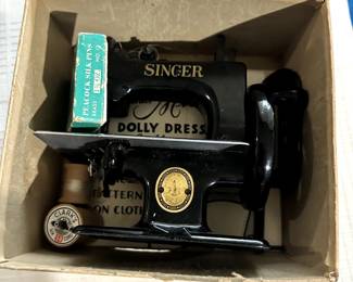 VINTAGE 1960S SINGER SEWHANDY WBOX