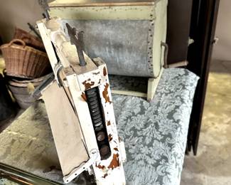 VINTAGE WASHER WRINGER