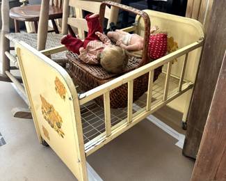 VINTAGE METAL BABY DOLL BED