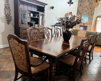 Beautiful Dining Room Table & Chairs & Hutch/China Cabinet