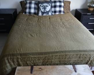 bedlinens, decorative pillows