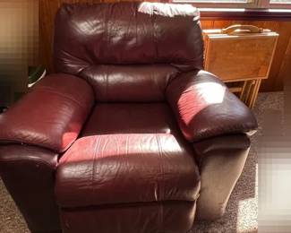 Burgundy Leather Like Rocker And 4 Wooden TV Trays W Stand
