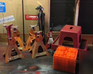 Jacks, Stools And Mounts