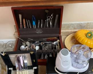 Assortment of kitchen items