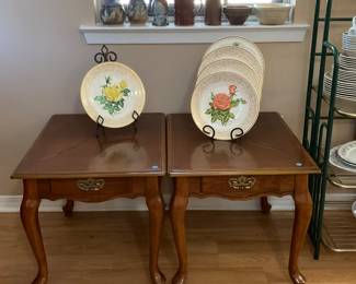 Set of two end tables in great condition