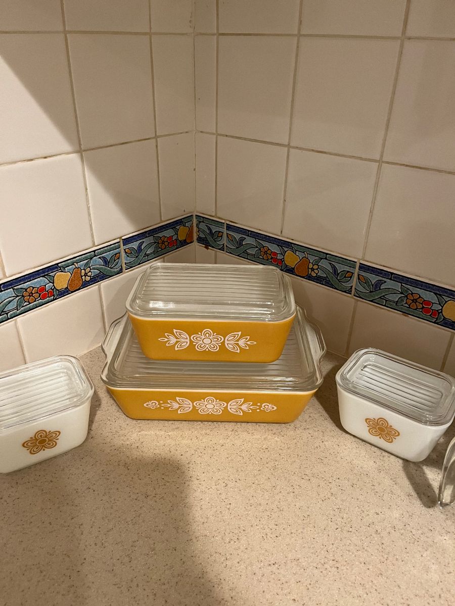 Vintage “Butterfly Gold” Pyrex with ribbed lids …. Excellent condition….