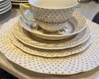 Royal Daulton, Grantham, England, charming fine China set … 