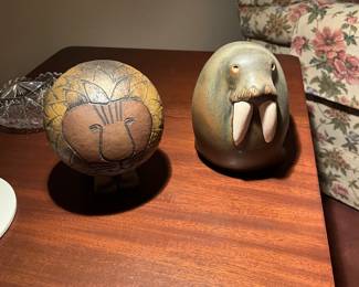 Vintage Arabia Finland walrus Taisto Kaasinen… and vintage 60’s ceramic African lion , Sweden , Lisa Larson … great rare pieces 