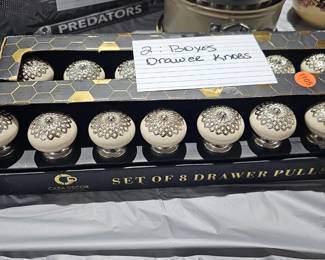 DRAWER KNOBS / PULLS
