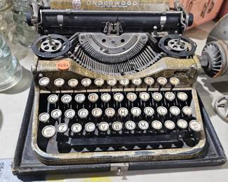 VINTAGE TYPEWRITER