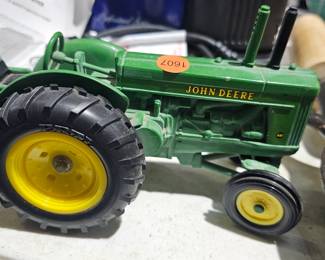 JOHN DEERE TOY TRACTOR