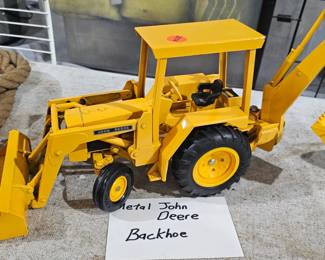 METAL JOHN DEERE BACKHOE