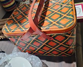 METAL PICNIC BASKET TIN