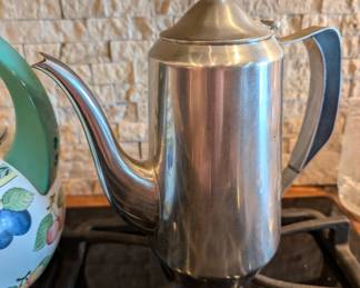 Mid century Oneida stainless steel coffee pot... excellent condition from the 1960's !