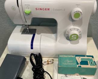 Singer Esteem with accessories