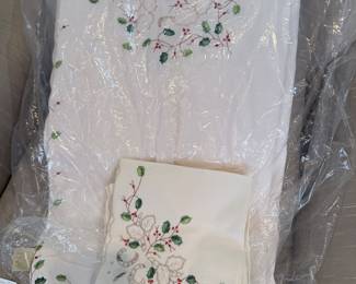 this rectangular tablecloth and 12 napkins are made by Lennox. It goes with all the Lennox Christmas 
