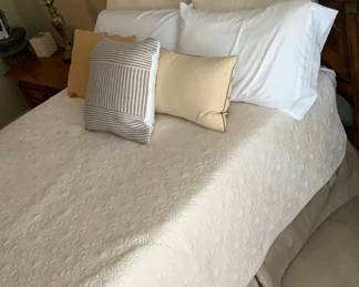 Traditional Wood Bedroom Set (4 pieces)