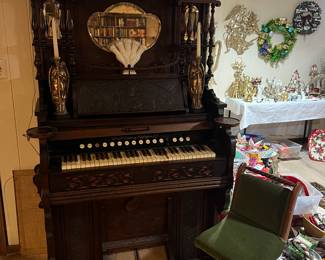 Antique pump organ, does not work