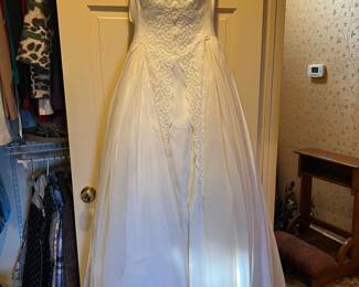 New with a tags wedding dress, size 10