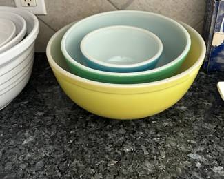 Vintage set of 3 Primary colors Pyrex Mixing bowls