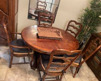 Thomasville round table with leaf and 6 chairs
