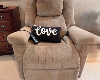 Lift recliner in beige fabric