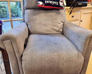 Lift recliner in blue fabric