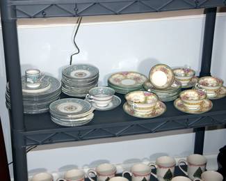 64 pcs Wedgwood Florentine, 17 pcs. Wedgwood St. Austere
