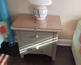 Broyhill nightstand; table lamp