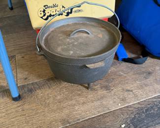 Cast iron pot with lid