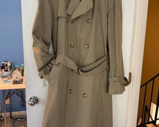 Very nice and barely used men’s vintage Brooks Brothers trench coat